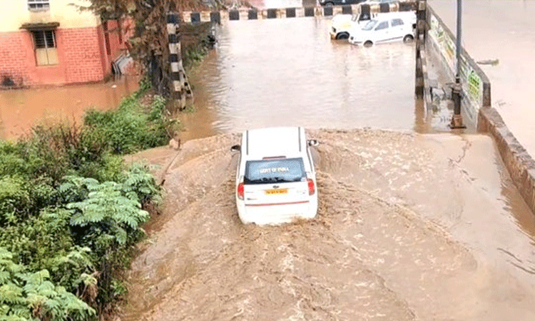 உதகையில் கொட்டித்தீர்த்த கனமழை.. சாலைகளில் வெள்ளம்