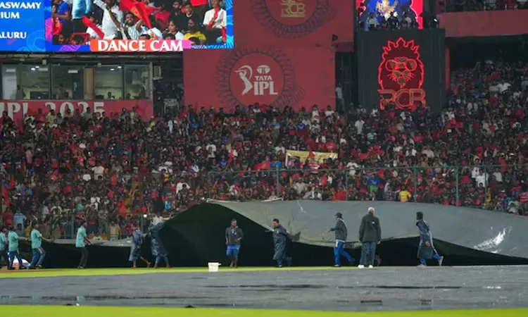 பெங்களூரு - கொல்கத்தா ஆட்டம்: மழை காரணமாக டாஸ் போடுவதில் தாமதம்