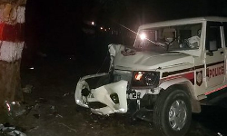 போலீஸ் வாகனம் மரத்தில் மோதி ஆய்வாளர் காயம் போலீஸ் வாகனம் மரத்தில் மோதி ஆய்வாளர் காயம்