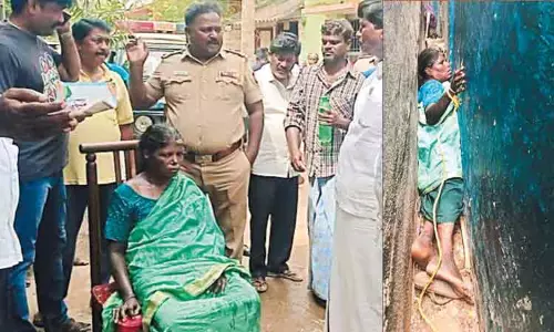 சென்னை: சுவர்களுக்கு இடையே சிக்கிய மூதாட்டி - தீயணைப்பு வீரர்கள் 3 மணி நேரம் போராடி மீட்டனர்