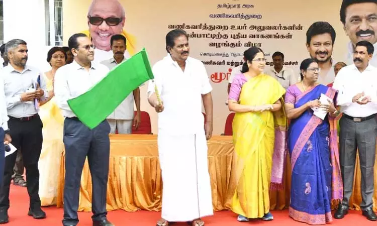 வணிகவரித்துறையில் புதிய வாகனங்கள்:  அமைச்சர் தொடங்கி வைத்தார்