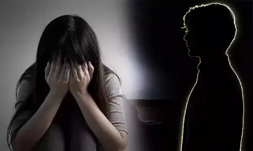 செல்போனை பரிசாக கொடுத்து பாலியல் தொல்லை: பள்ளி மாணவி தற்கொலை முயற்சி