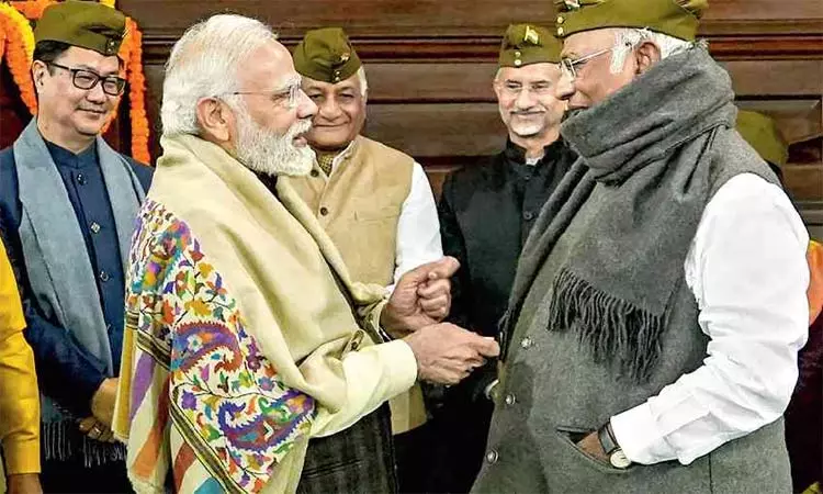 பாகிஸ்தானுக்கு எதிராக சிறிய அளவிலான போரை மேற்கொள்கிறோம்; பா.ஜ.க. அரசு மீது கார்கே விமர்சனம் பாகிஸ்தானுக்கு எதிராக சிறிய அளவிலான போரை மேற்கொள்கிறோம்; பா.ஜ.க. அரசு மீது கார்கே விமர்சனம்