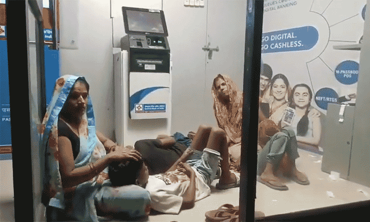 நாள் முழுவதும் கரண்ட் கட் :  ஏடிஎம்-ல் தஞ்சம் அடைந்த குடும்பம்