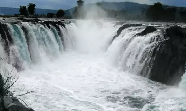 ஒகேனக்கல் காவிரி ஆற்றில் நீர்வரத்து குறைவு ஒகேனக்கல் காவிரி ஆற்றில் நீர்வரத்து குறைவு