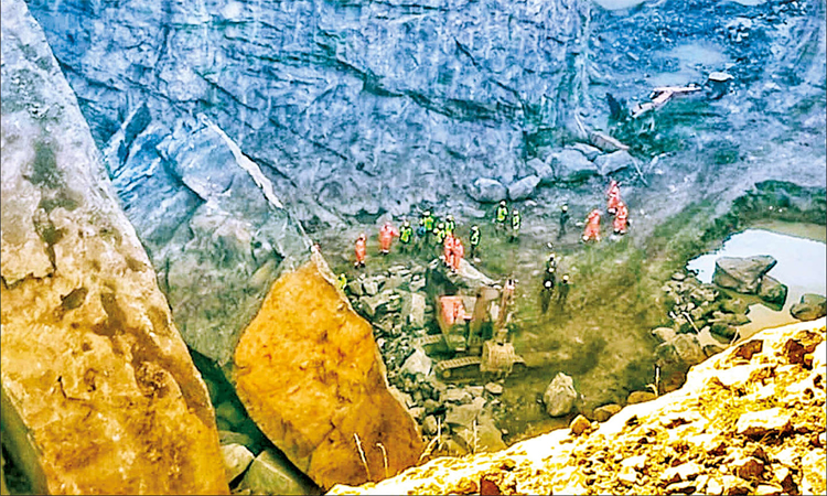 கல்குவாரியில் பாறைகள் விழுந்து 6 பேர் பலியான வழக்கில் 2 பேர் கைது