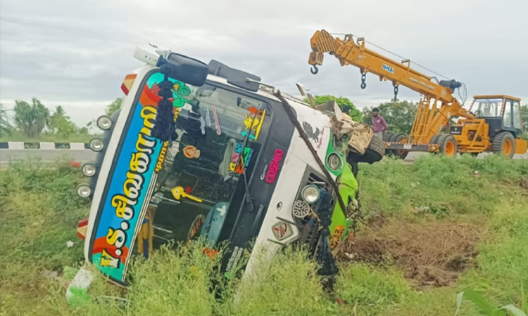 உளுந்தூர்பேட்டை அருகே விபத்தில் சிக்கிய சுற்றுலா வேன் - 5 பேர் படுகாயம்