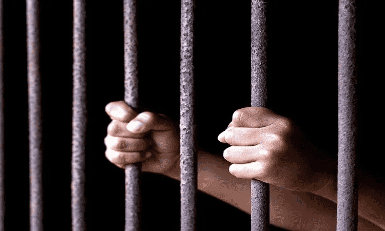 கோவில் திருவிழாவில் குளிக்கும் பெண்களை வீடியோ எடுத்த கல்லூரி மாணவர் உள்பட 2 பேர் கைது