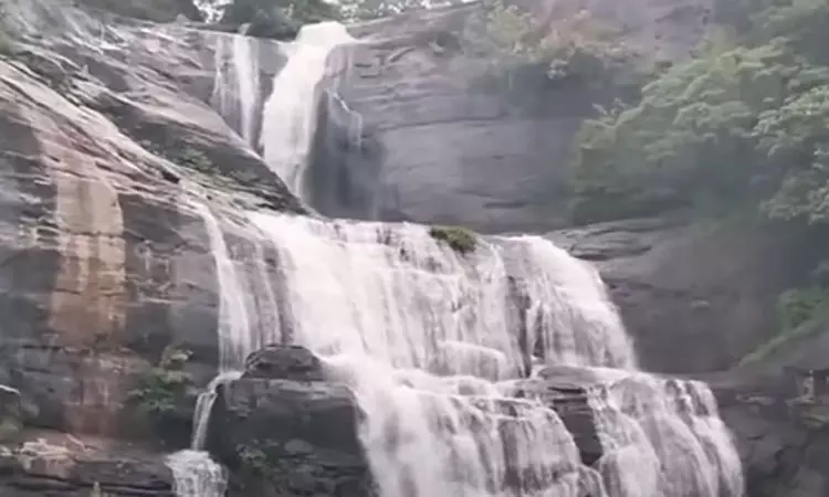 குற்றாலம் மெயின் அருவியில் சுற்றுலா பயணிகள் குளிக்க தடை