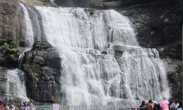 குற்றால அருவிகளில் சுற்றுலா பயணிகள் குளிக்க அனுமதி