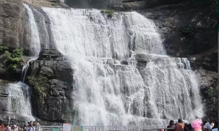 குற்றால அருவிகளில் சுற்றுலா பயணிகள் குளிக்க அனுமதி