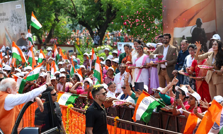 பிரதமர் மோடி வாகன பேரணியில் கர்னல் குரேஷியின் குடும்பத்தினர்