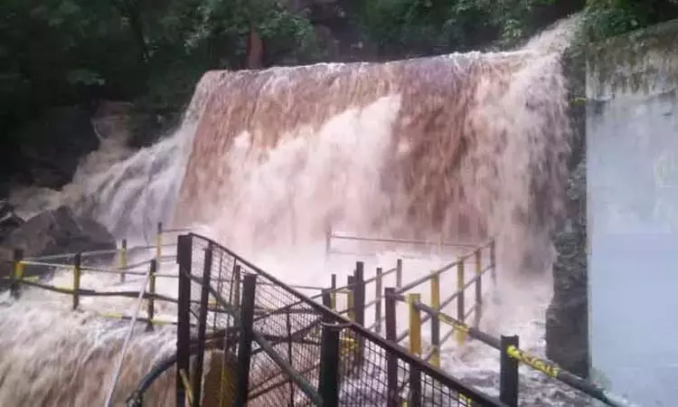 சுருளி அருவியில் வெள்ளப்பெருக்கு: சுற்றுலா பயணிகள் குளிக்க தடை