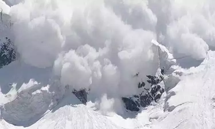 பனிச்சறுக்கு போட்டியின்போது வீசிய சூரைக்காற்று; பனிச்சரிவில் சிக்கி 5 பேர் உயிழப்பு