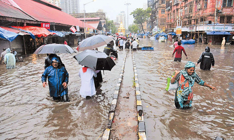 கர்நாடகாவில் வெளுத்து வாங்கிய கனமழை... வெள்ளக்காடான சாலைகள்
