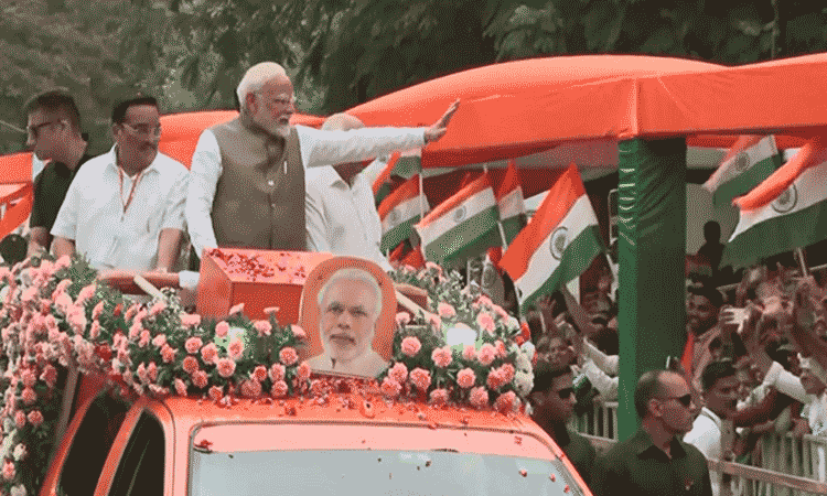 காந்தி நகரில் பிரதமர் மோடி ரோடு ஷோ; மக்கள் உற்சாக வரவேற்பு