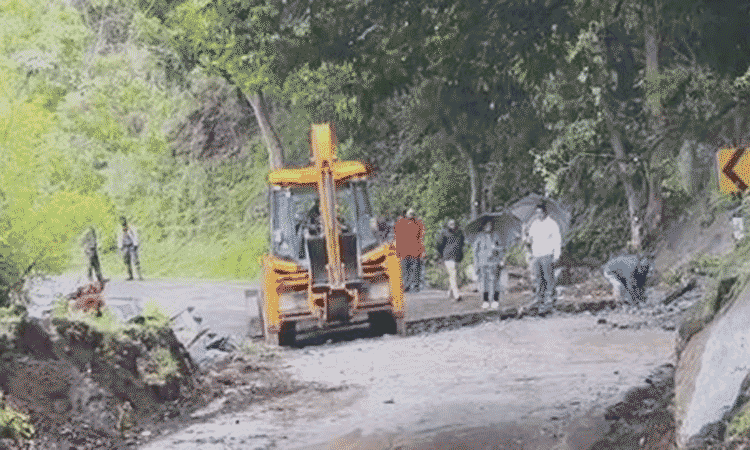 உதகை - கல்லட்டி மலை பாதை சேதம் உதகை - கல்லட்டி மலை பாதை சேதம்