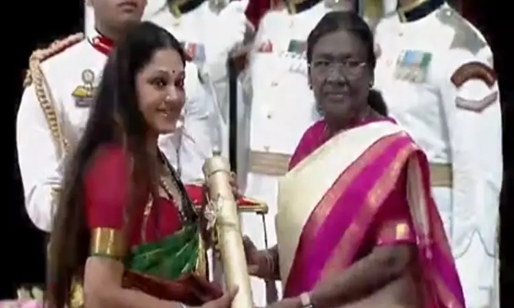 பத்ம பூஷன் விருது பெற்றார் நடிகை ஷோபனா