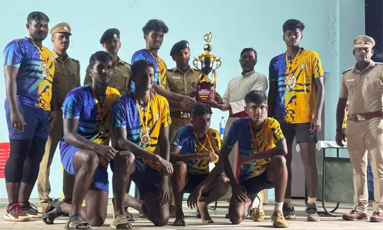 தூத்துக்குடி: போதையில்லா தமிழகம் விழிப்புணர்வு கைப்பந்து போட்டி- எஸ்.பி. பரிசு கோப்பை வழங்கல்