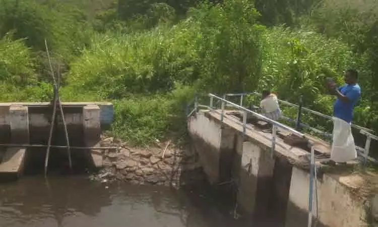 முசிறி வடகரை பள்ளவாய்க்காலில் விவசாய பாசனத்துக்கு தண்ணீர் திறப்பு