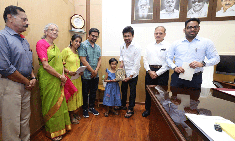 எவரெஸ்ட் சிகரம் ஏறிய நெல்லை சிறுமி: உதயநிதி ஸ்டாலின் பாராட்டு எவரெஸ்ட் சிகரம் ஏறிய நெல்லை சிறுமி: உதயநிதி ஸ்டாலின் பாராட்டு