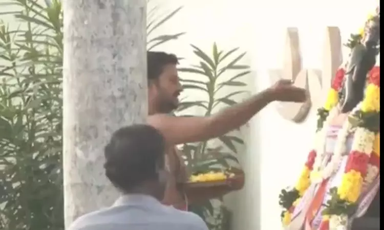 தவெக சார்பில் கல்வி விருது விழா.. தேங்காய் உடைத்து ஆரம்பித்து வைத்த புஸ்ஸி ஆனந்த்