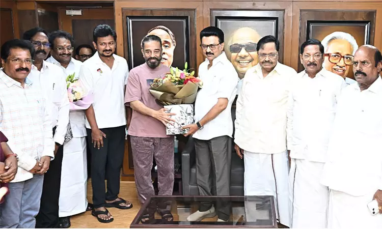 முதல்-அமைச்சரை சந்தித்து வாழ்த்து பெற்ற கமல்ஹாசன் முதல்-அமைச்சரை சந்தித்து வாழ்த்து பெற்ற கமல்ஹாசன்