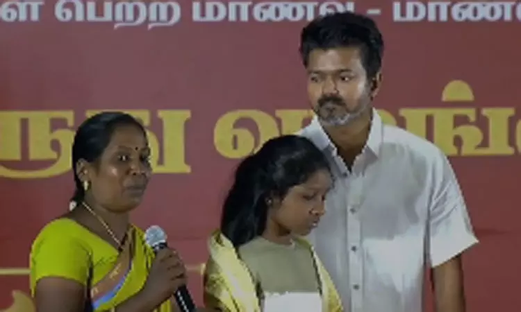 மதுவை ஒழிக்க வேண்டும்: விஜய் முன்பு விருது பெற்ற மாணவியின் தாய் கண்ணீர் பேச்சு - வீடியோ