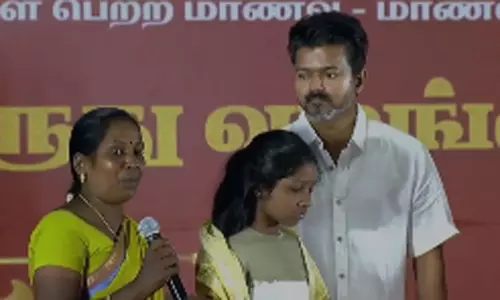 மதுவை ஒழிக்க வேண்டும்: விஜய் முன்பு விருது பெற்ற மாணவியின் தாய் கண்ணீர் பேச்சு - வீடியோ