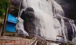 குற்றால அருவிகளில் இன்று 7வது நாளாக குளிக்கத் தடை குற்றால அருவிகளில் இன்று 7வது நாளாக குளிக்கத் தடை