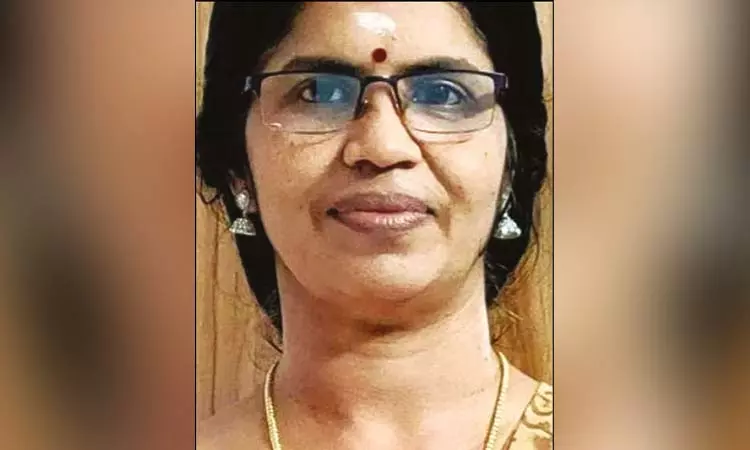 வகுப்பறையில் பாடம் நடத்திக்கொண்டிருந்தபோது மயங்கி விழுந்து ஆசிரியை உயிரிழப்பு வகுப்பறையில் பாடம் நடத்திக்கொண்டிருந்தபோது மயங்கி விழுந்து ஆசிரியை உயிரிழப்பு