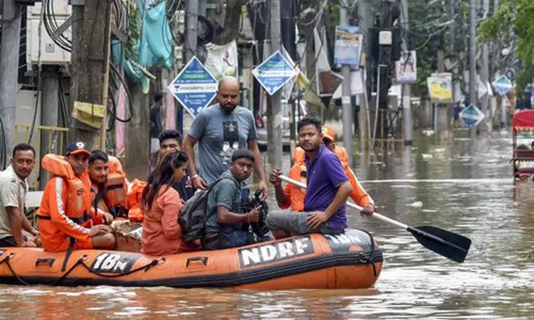 வட மாநிலங்களில் கொட்டும் மழை வட மாநிலங்களில் கொட்டும் மழை