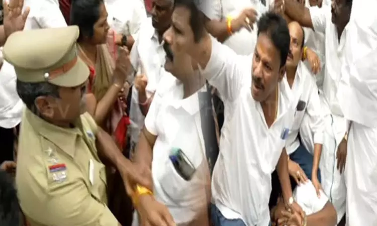 13 கவுன்சிலர்கள் மீது வழக்குப்பதிவு 13 கவுன்சிலர்கள் மீது வழக்குப்பதிவு