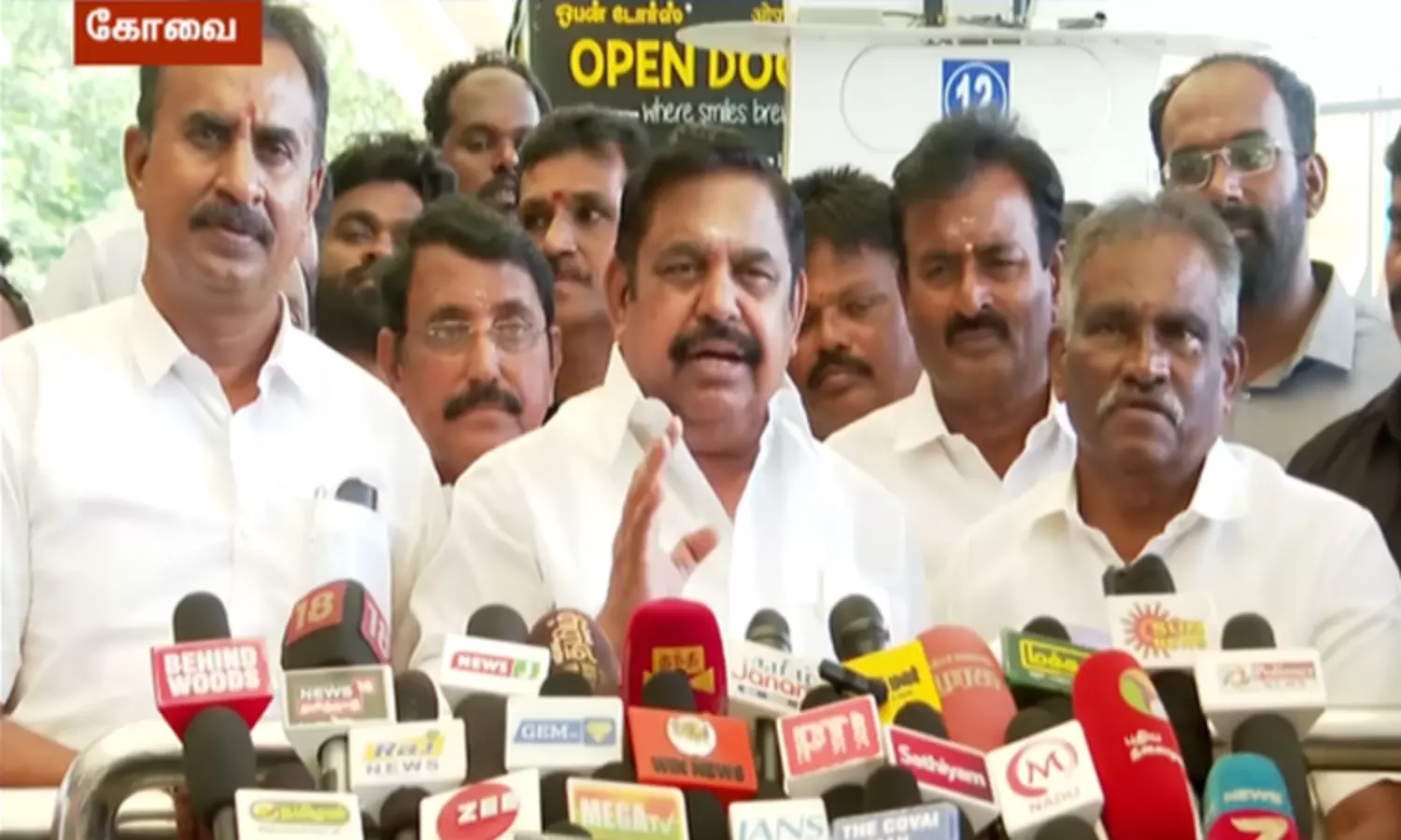 விஜய் உங்களுக்கு போன் பண்ணி பேசினாரா? - செய்தியாளர் கேள்விக்கு எடப்பாடி பழனிசாமி அளித்த பதில் விஜய் உங்களுக்கு போன் பண்ணி பேசினாரா? - செய்தியாளர் கேள்விக்கு எடப்பாடி பழனிசாமி அளித்த பதில்
