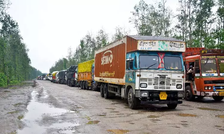 கனமழை, வெள்ளம்: அசாம் - மேகாலயா முக்கிய சாலை துண்டிப்பு