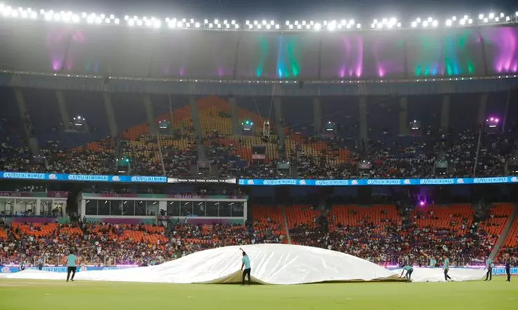 ஐ.பி.எல். தகுதி சுற்று 2: மழை காரணமாக போட்டி தொடங்குவதில் தாமதம்