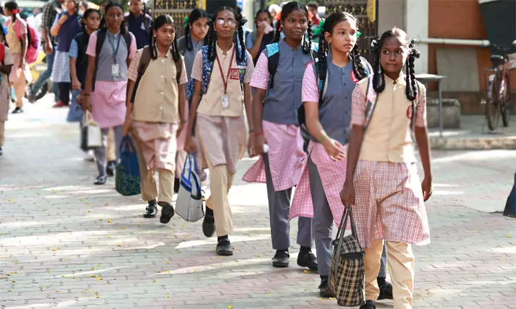 தமிழகம் முழுவதும் பள்ளிகள் திறப்பு: உற்சாகத்துடன் வந்த மாணவர்கள்