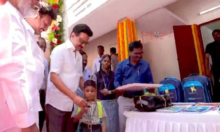 பள்ளி மாணவர்களுக்கு பாடநூல்களை வழங்கிய முதல்-அமைச்சர் மு.க.ஸ்டாலின்