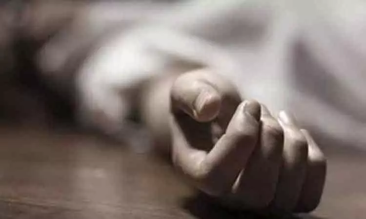 செல்போனில் அதிகநேரம் பேசியதை கணவர் கண்டித்ததால் விரக்தி... இளம்பெண் தூக்குப்போட்டு தற்கொலை செல்போனில் அதிகநேரம் பேசியதை கணவர் கண்டித்ததால் விரக்தி... இளம்பெண் தூக்குப்போட்டு தற்கொலை