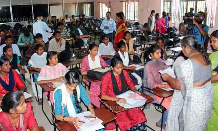 அரசு கலைக்கல்லூரி மாணவர் சேர்க்கை கலந்தாய்வு தொடக்கம்:  பி.காம் படிப்புக்கு கடும் மவுசு