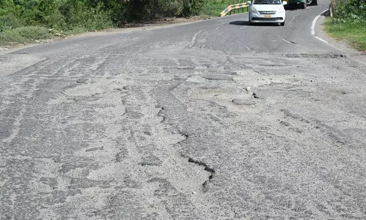 மதுரை - தூத்துக்குடி தேசிய நெடுஞ்சாலையில் சுங்கக் கட்டணம் வசூலிக்க தடை மதுரை - தூத்துக்குடி தேசிய நெடுஞ்சாலையில் சுங்கக் கட்டணம் வசூலிக்க தடை