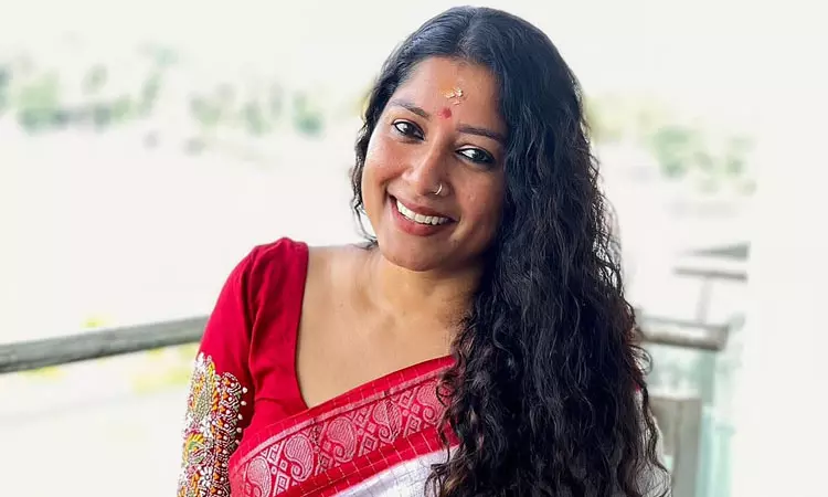 ஹார்ட் பீட் 2 தொடரில் சொந்தக் குரலில் டப்பிங் செய்யாதது ஏன்? அனுமோல் விளக்கம்