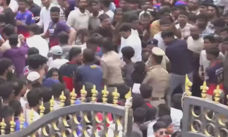 ஆர்.சி.பி வெற்றிப்பேரணி- கூட்ட நெரிசலில் சிக்கி 11 பேர் பலி