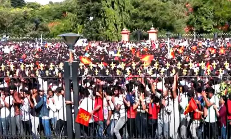 ஆர்.சி.பி வெற்றிப்பேரணி- கூட்ட நெரிசலில் சிக்கி 11 பேர் பலி