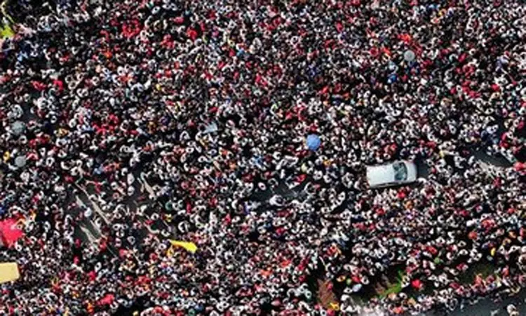 சின்னசாமி மைதானம் அருகே உள்ள மெட்ரோ ரெயில் நிலையம் மூடல் சின்னசாமி மைதானம் அருகே உள்ள மெட்ரோ ரெயில் நிலையம் மூடல்