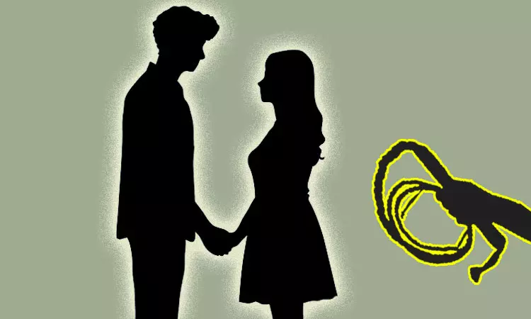 திருமணம் கடந்த உறவு; இந்தோனேசியாவில் காதல் ஜோடிக்கு பொதுவெளியில் 100 சவுக்கடி தண்டனை திருமணம் கடந்த உறவு; இந்தோனேசியாவில் காதல் ஜோடிக்கு பொதுவெளியில் 100 சவுக்கடி தண்டனை