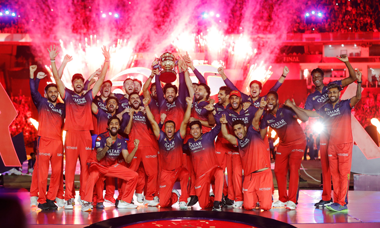 கோப்பையை வென்று கொடுத்த படிதார்... விராட் கோலி வழங்கிய நெகிழ்ச்சி பரிசு