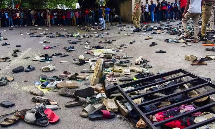 பெங்களூரு நெரிசல்: கர்நாடக ஐகோர்ட்டு தாமாக முன்வந்து விசாரணை பெங்களூரு நெரிசல்: கர்நாடக ஐகோர்ட்டு தாமாக முன்வந்து விசாரணை