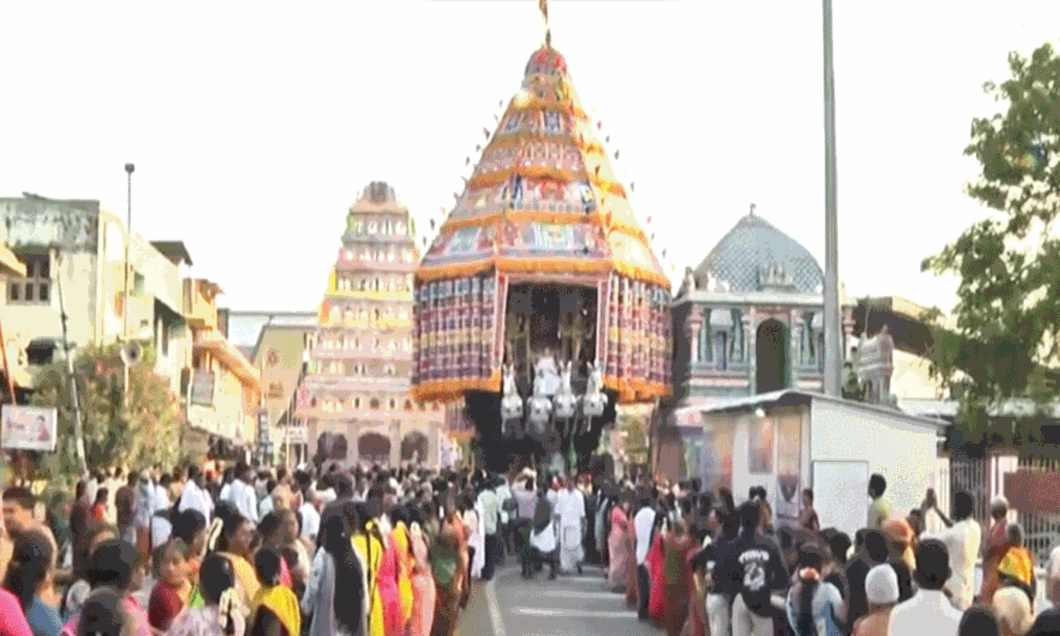 திருநள்ளாறு சனீஸ்வரர் கோவிலில் தேரோட்டம்: திரளான பக்தர்கள் பங்கேற்பு திருநள்ளாறு சனீஸ்வரர் கோவிலில் தேரோட்டம்: திரளான பக்தர்கள் பங்கேற்பு