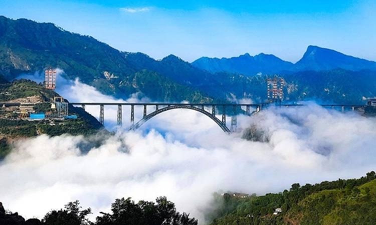 ஈபிள் டவரை விட உயரம்:  எதையும் தாங்கும் திறன்! செனாப் பாலத்தின் சிறப்புகள் என்ன?